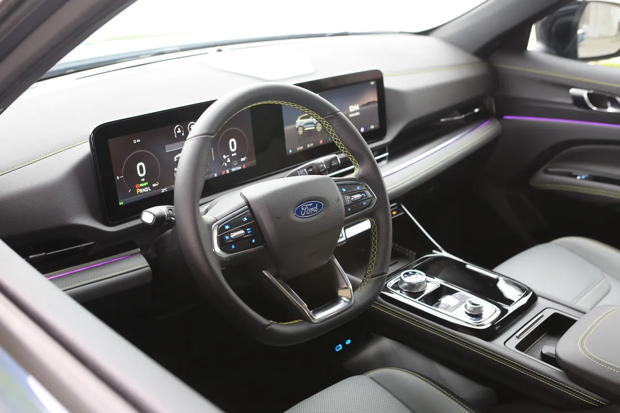 方向盤採平底設計，雙皮革包覆握感出色，兩側控制按鍵配置完整，操作便利順手。林浩昇攝