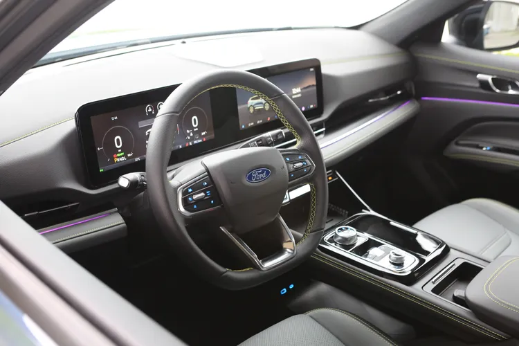 方向盤採平底設計，雙皮革包覆握感出色，兩側控制按鍵配置完整，操作便利順手。林浩昇攝