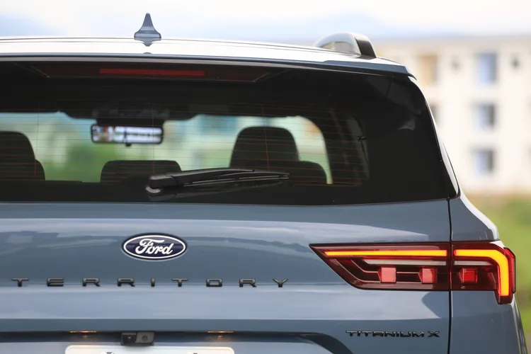 車尾尾燈採用LED光源設計，並融入源自Mustang跑車的經典三柱式煞車燈元素，替整體偏向沉穩的休旅輪廓，多添一點屬於福特家族的性能識別。林浩昇攝