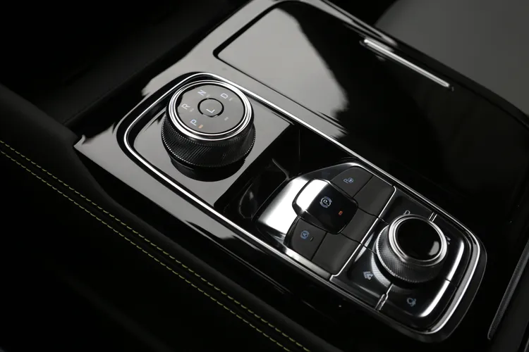 排檔採圓形轉輪設計，金屬外框手感良好，後方配置電子手煞車、Auto Hold、停車輔助與多媒體控制轉輪，操作便利完整。林浩昇攝