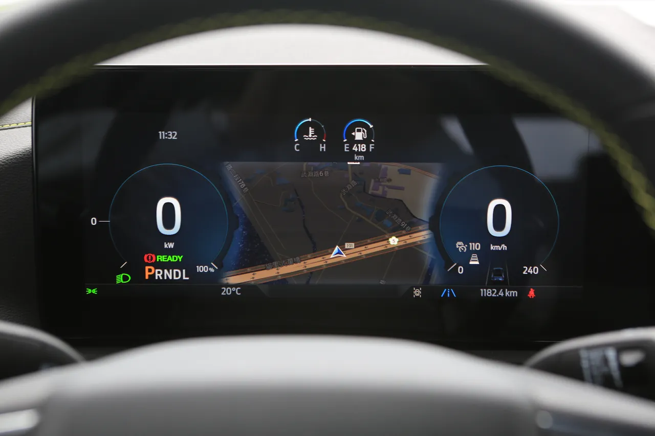 12.3吋數位儀錶整合完整行車資訊，畫面清晰度優異，切換駕駛模式時顯示風格也會隨之變化。林浩昇攝