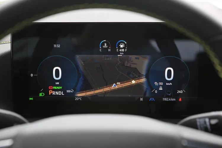 12.3吋數位儀錶整合完整行車資訊，畫面清晰度優異，切換駕駛模式時顯示風格也會隨之變化。林浩昇攝