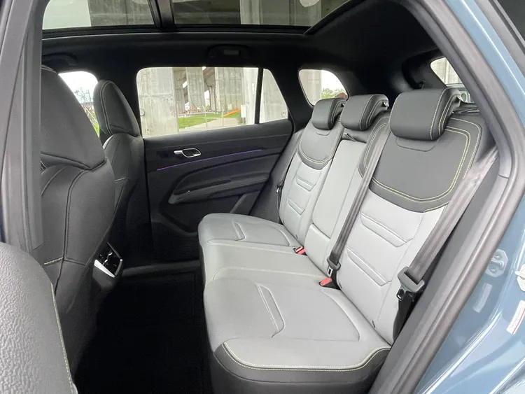 Territory均採客車認證，後座空間寬敞之外，地板也採全平面設計，因此腿部與頭部活動都很充裕，坐起來舒適又自在。林浩昇攝