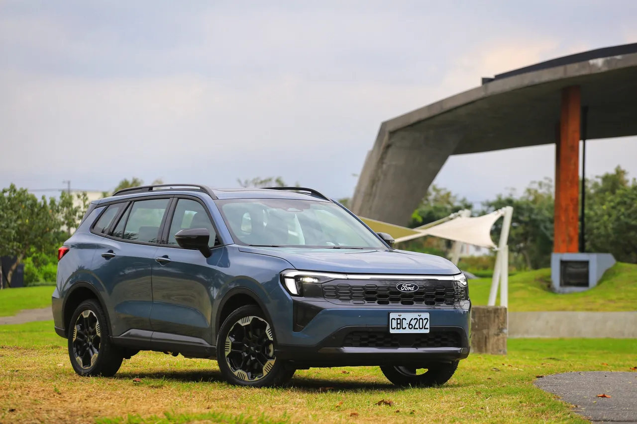 Territory頭燈採斧頭狀日行燈設計，呈現出與F-150皮卡車系相同的霸氣視覺，貫穿式LED定位燈連接左右頭燈，並搭配大面積格狀水箱護罩與厚實前保桿。林浩昇攝