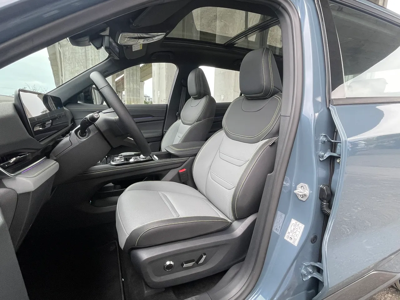 驚豔版座椅採PANGEA真皮包覆，皮質軟硬適中、細膩舒適，雙前座皆具電動調整，駕駛座10向附腰靠、副駕駛座4向調整，乘坐體驗出色。林浩昇攝