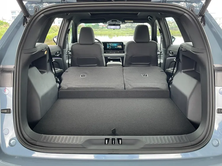 行李廂一般容積約448公升，透過後座6/4分離放倒後可擴增至1,422公升，空間運用彈性高。林浩昇攝