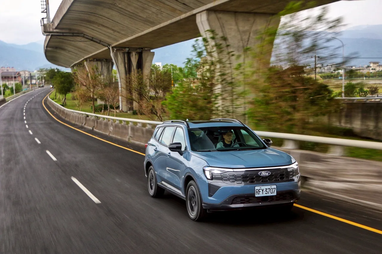 Territory懸吊偏舒適，過彎有側傾但支撐感足，只要放慢速度就能兼顧穩定與舒適，油電動力在各種路況下都平順有力，駕駛感自在安心。林浩昇攝