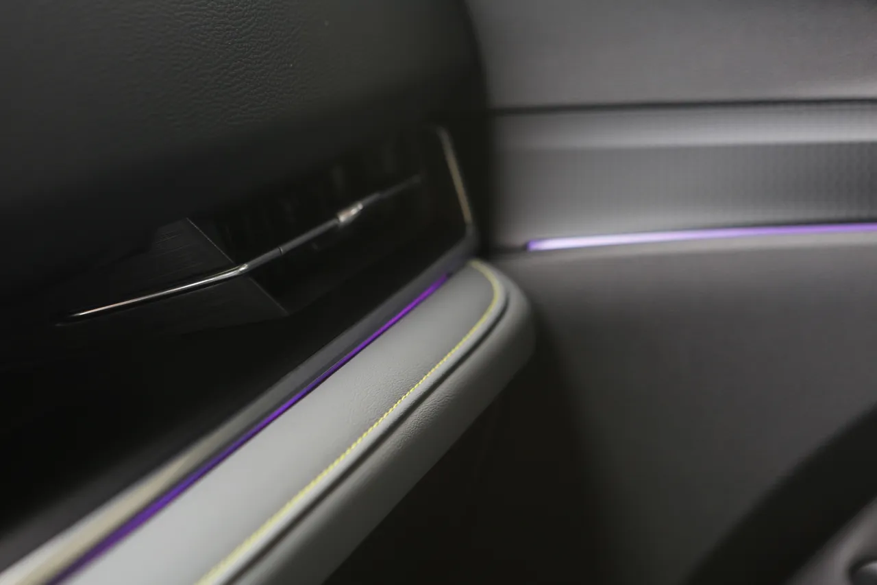 Ford Territory Per4mance Hybrid驚艷版也標準配備64色車室氣氛燈。林浩昇攝