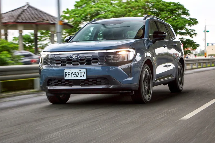 Territory在市區開起來意外輕盈順暢，紅綠燈起步或擁擠路段穿梭都很靈活，電動馬達推力直接、加速線性，底盤吸震出色，後座乘客幾乎感受不到不適的晃動。林浩昇攝