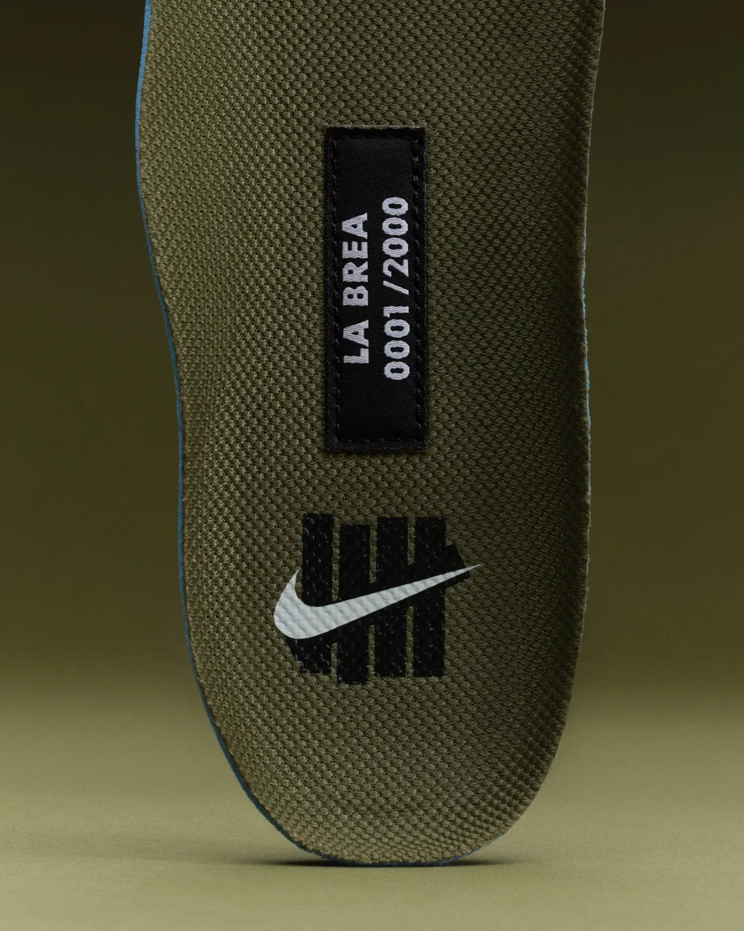 限量2000双的「Medium Olive」于鞋垫上印有专属独立编号。品牌提供