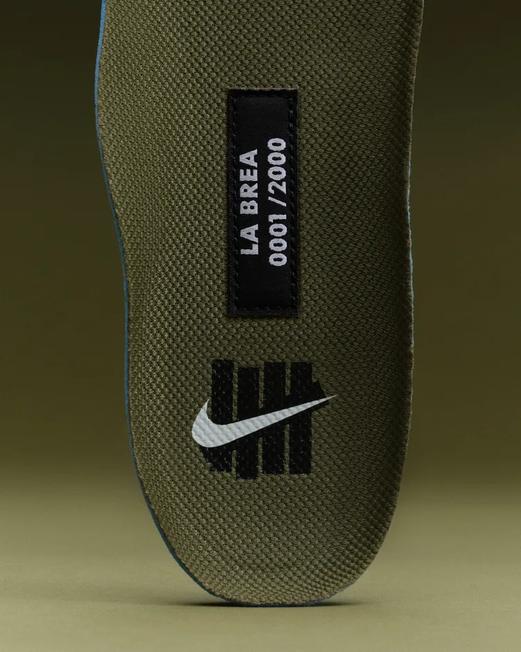 限量2000雙的「Medium Olive」於鞋墊上印有專屬獨立編號。品牌提供