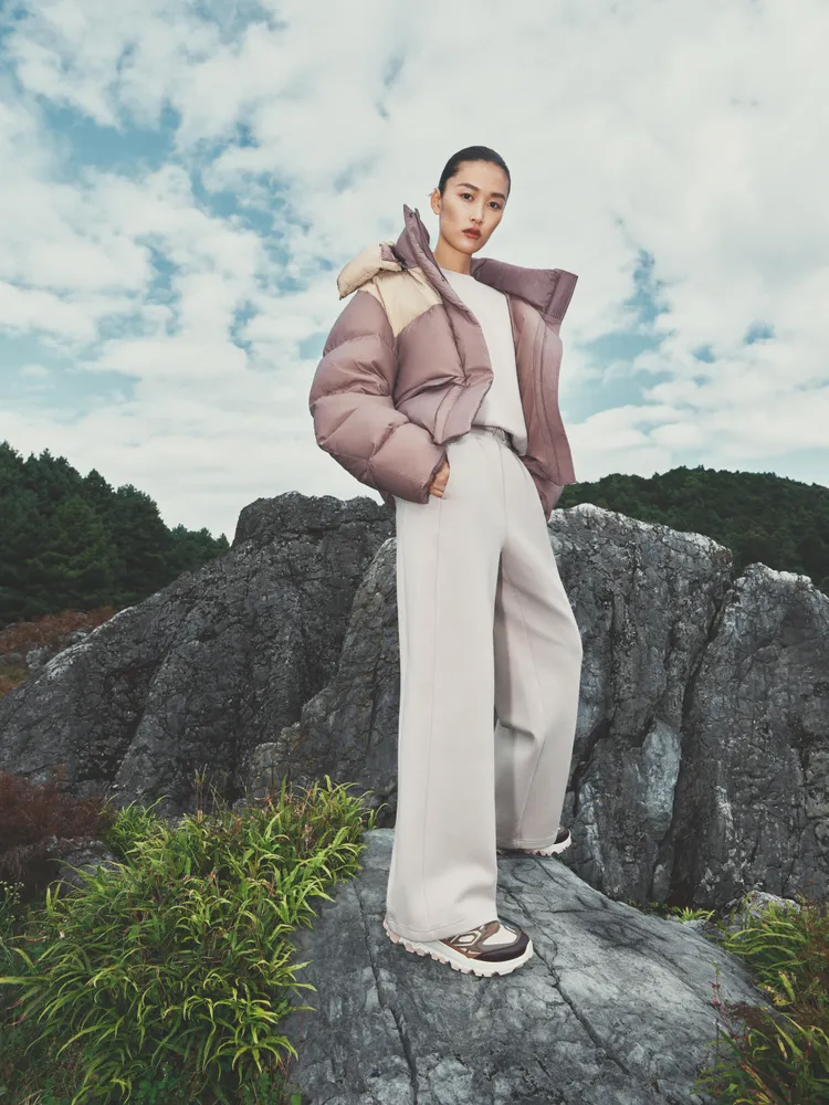 ECCO × NRL女式蓬鬆羽絨外套1萬7800元、寬鬆圓領大學T 5800元、女式直筒運動長褲 5800元。品牌提供