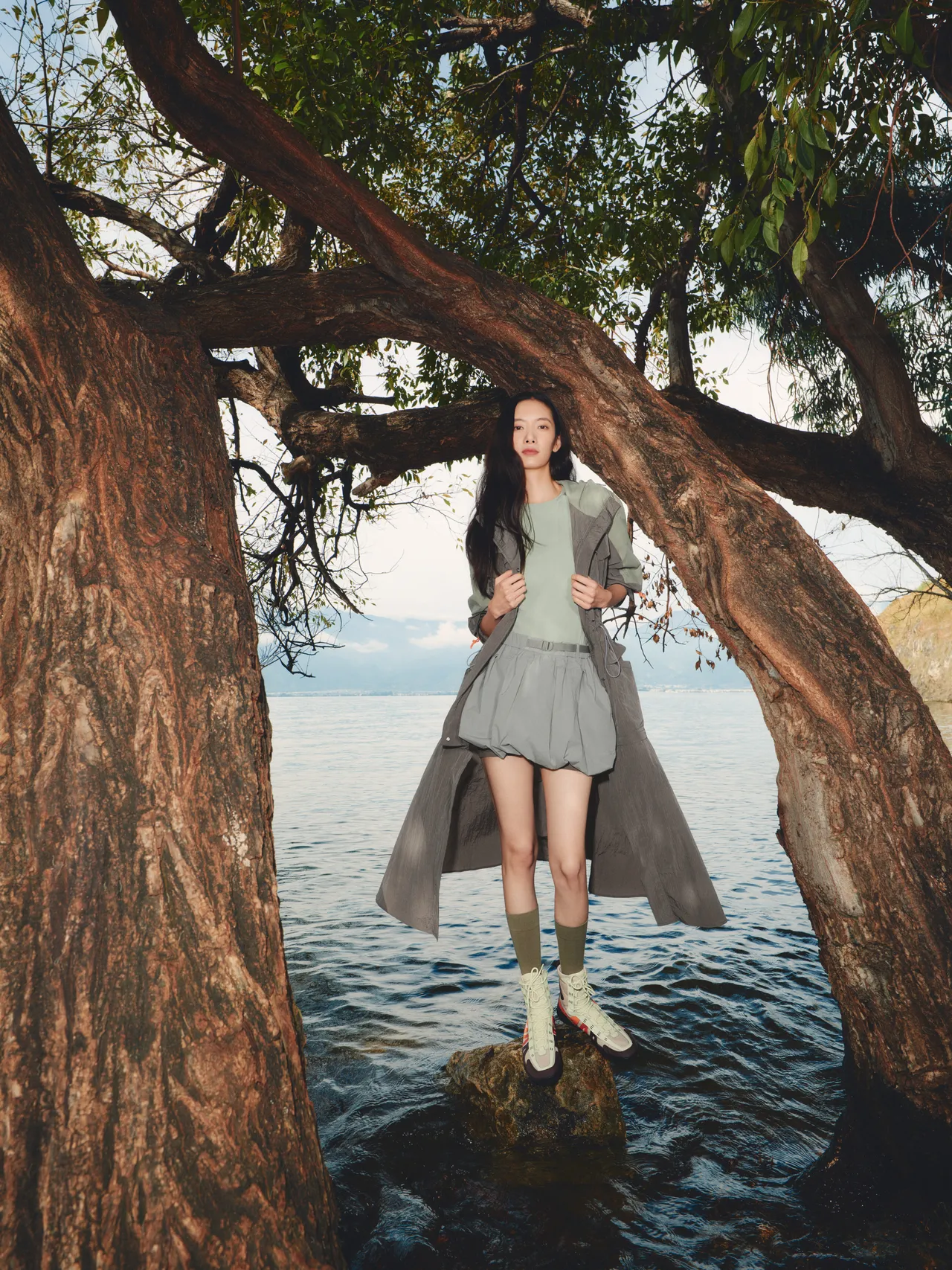 ECCO × NRL系列首度延伸至服饰，并以宽松剪裁、特殊设计提升时髦度。品牌提供