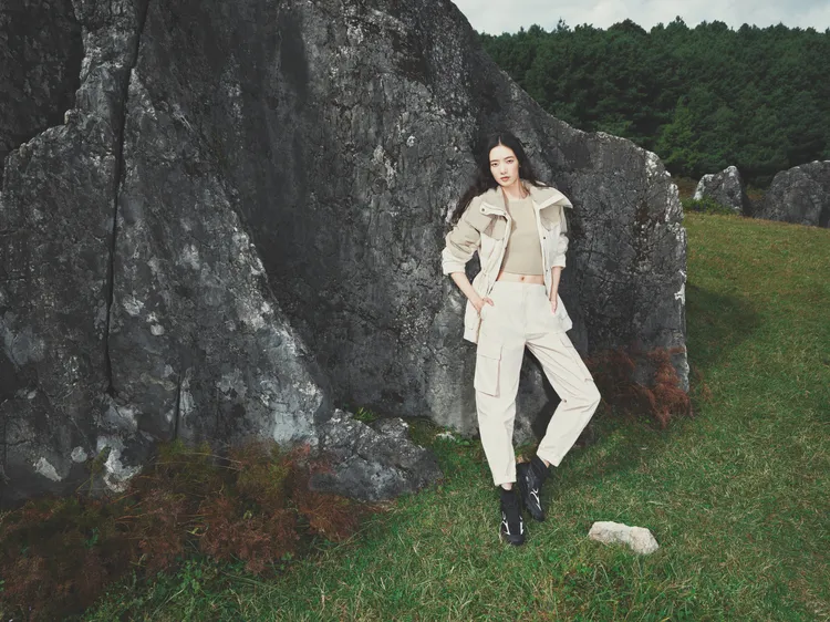 ECCO × NRL女式中長款可收腰鋪棉外套1萬4800元、女式拼接短袖T恤3800元、女式耐磨工裝長褲7600元。品牌提供