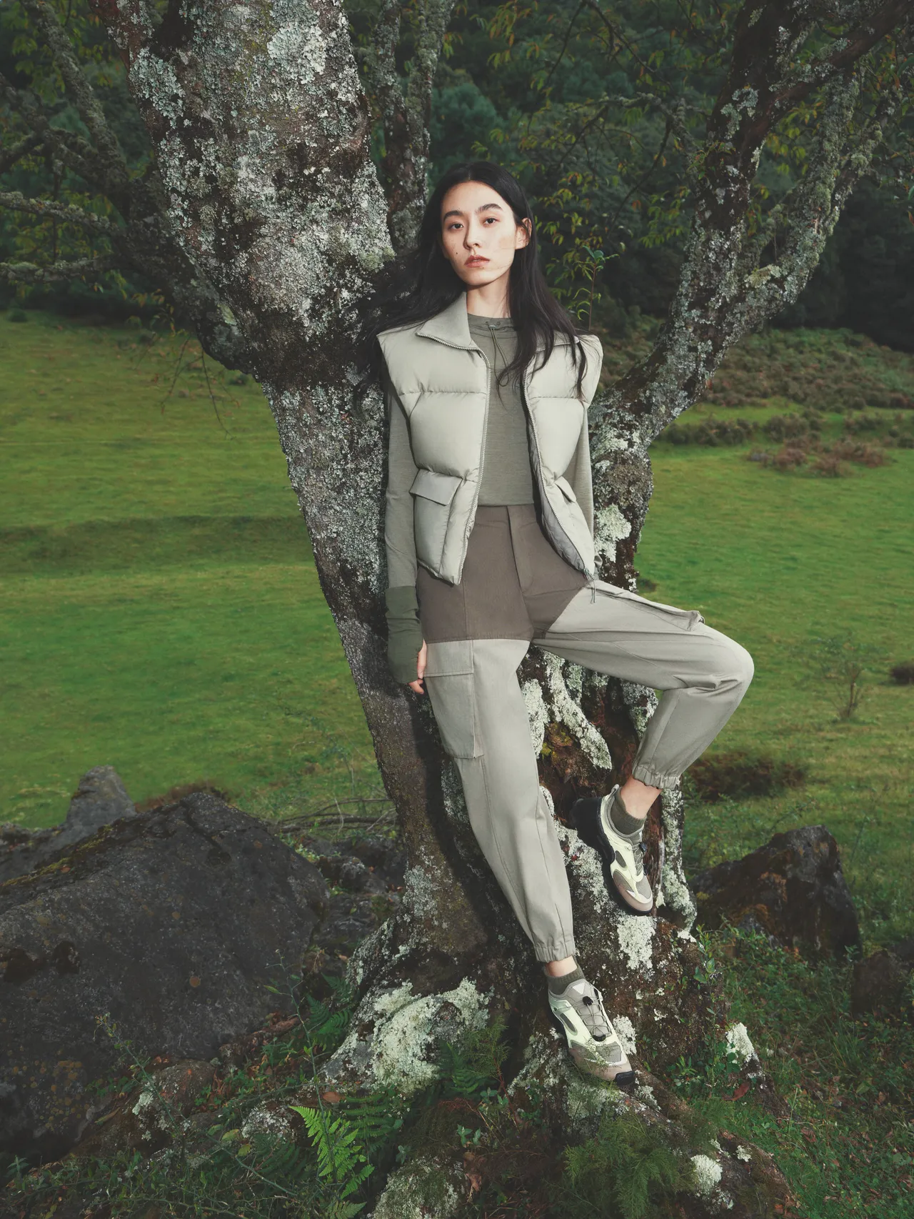 ECCO × NRL女式蓬松羽绒背心1万2800元、女式羊毛拼接长袖T恤4600元、女式耐磨工装长裤7600元。品牌提供