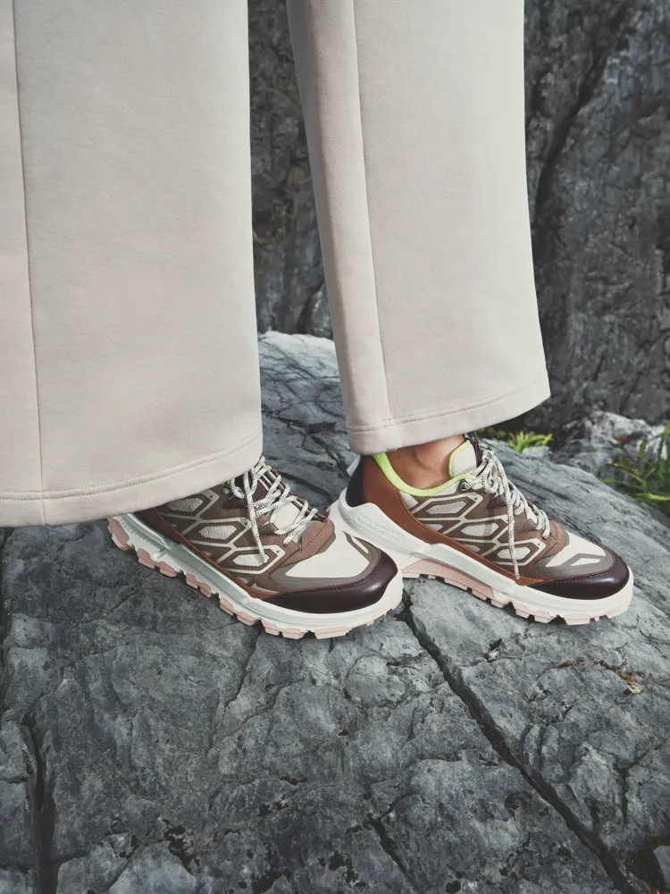 ECCO × NRL BIOM 2.2 TRL戶外休閒女鞋，8680元。品牌提供