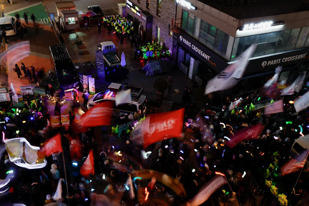 南韩民众聚集游行，纪念推翻尹锡悦戒严令一周年。路透社