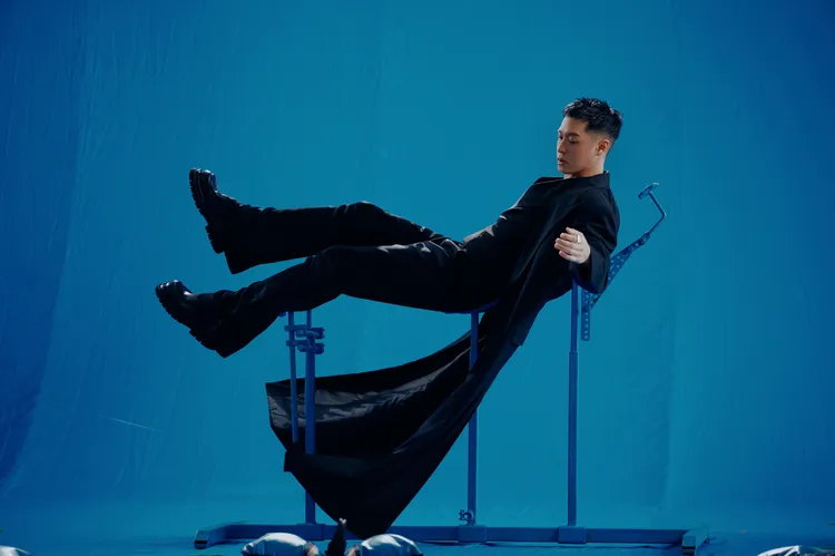 初次挑戰呈現凌空狀態的周湯豪說：「整個人要一直hold住，身體會很僵硬，不太容易。」環球音樂提供