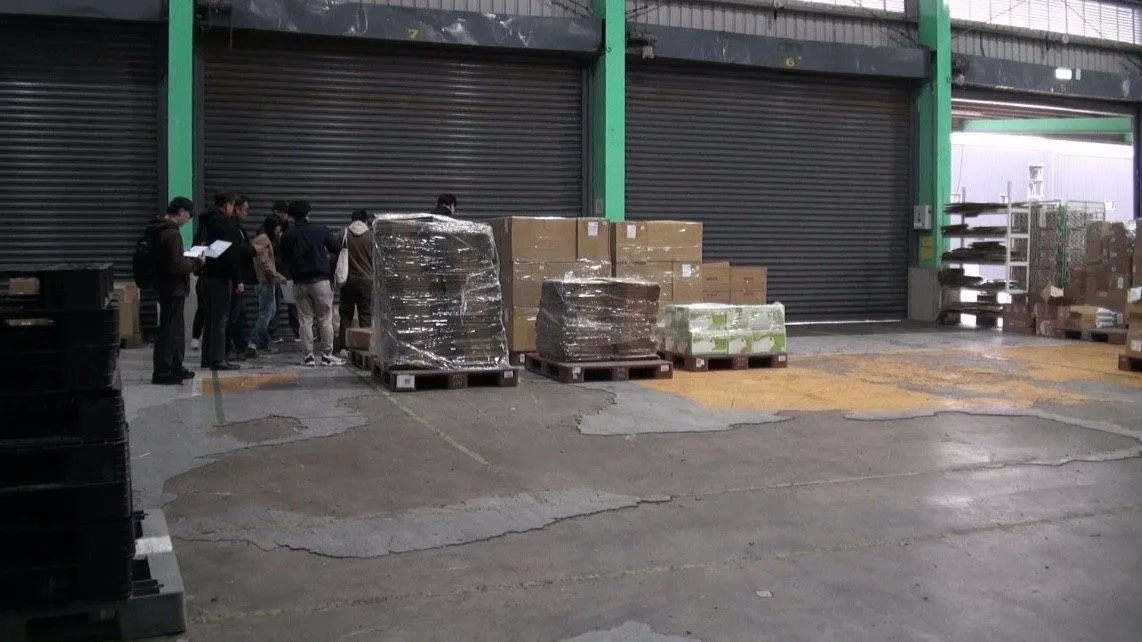 警方查扣上萬包產品。翻攝畫面