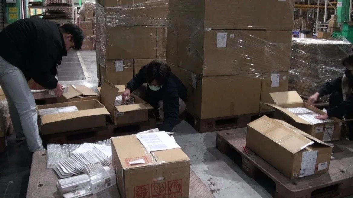 檢警搜索天一愛的產品倉庫。翻攝畫面