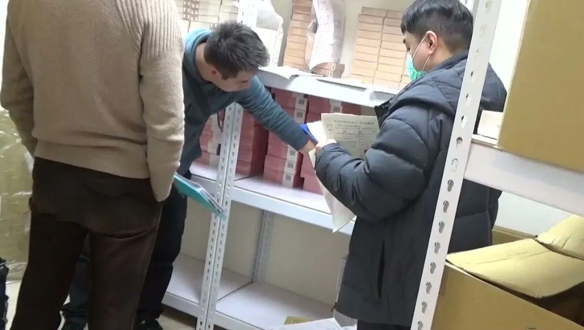 警方對天一愛倉庫搜索。翻攝畫面