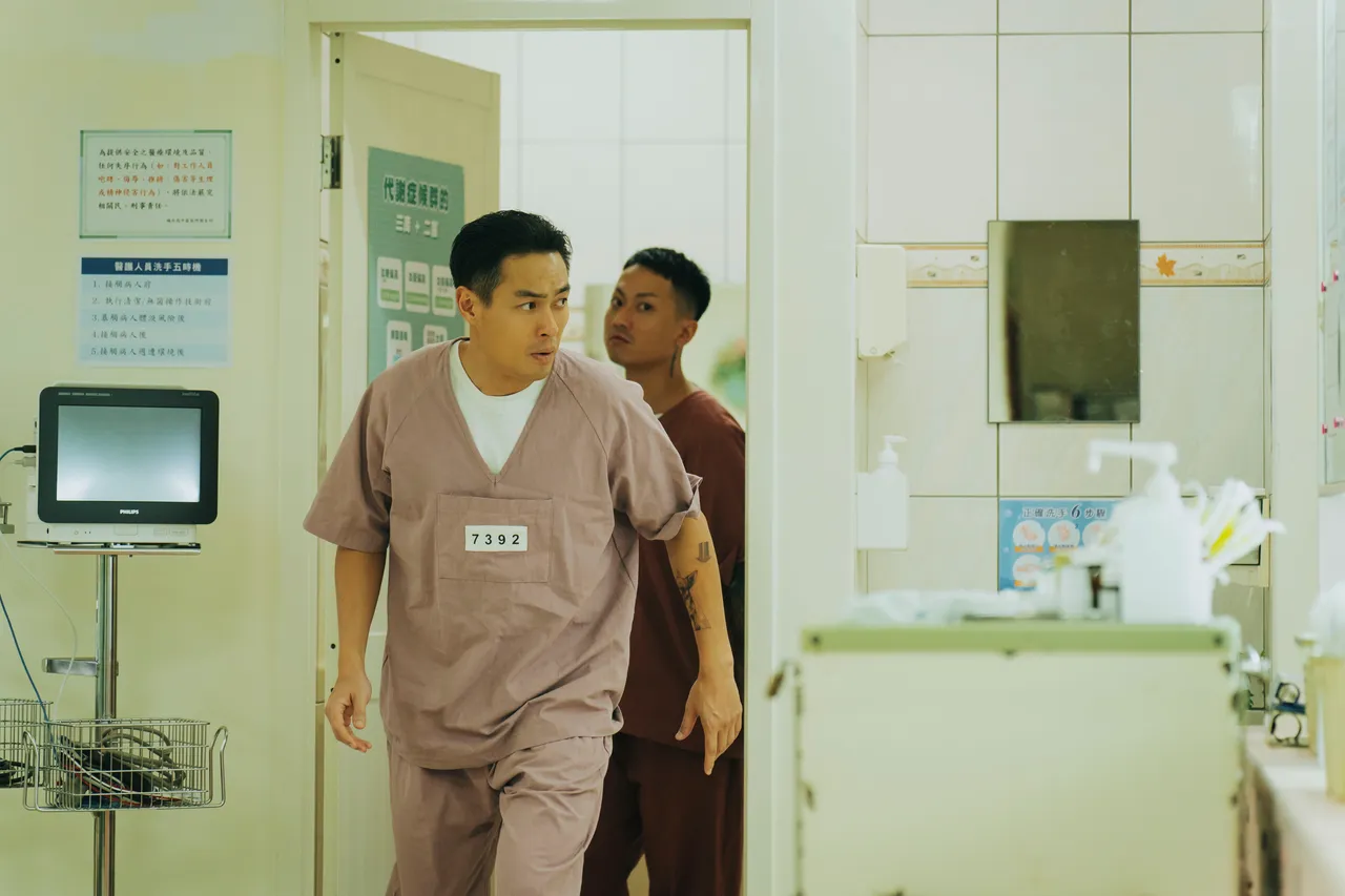 杨祐宁搏命逃狱，只为见儿子一面。爱奇艺国际版、壹壹影业提供