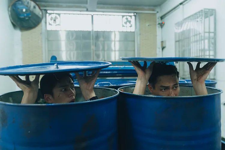 杨祐宁为了逃亡，与陈泽耀一起被人往脸上丢厨余。爱奇艺国际版、壹壹影业提供