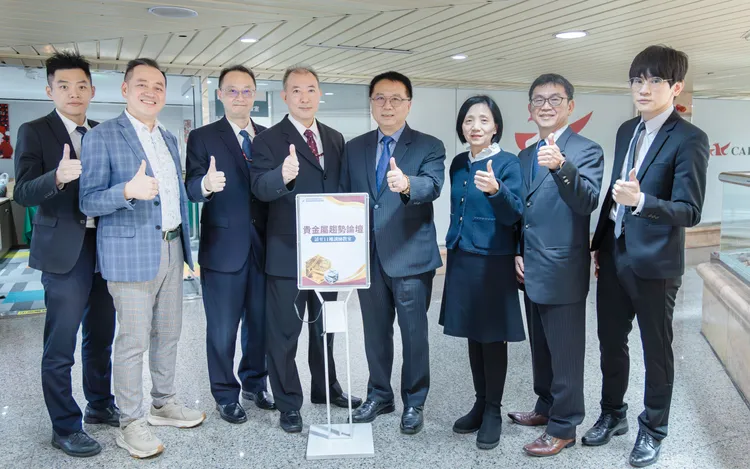 群益證舉辦貴金屬趨勢論壇，群益證總經理李文柱（右四）、群益投顧董事長蔡明彥（左四）、群益證執行副總裁洪欣如（右三）、德銀遠東投信副總經理林彥全(左二)、德銀遠東投信基金經理人劉坤儒(右二)。業者提供