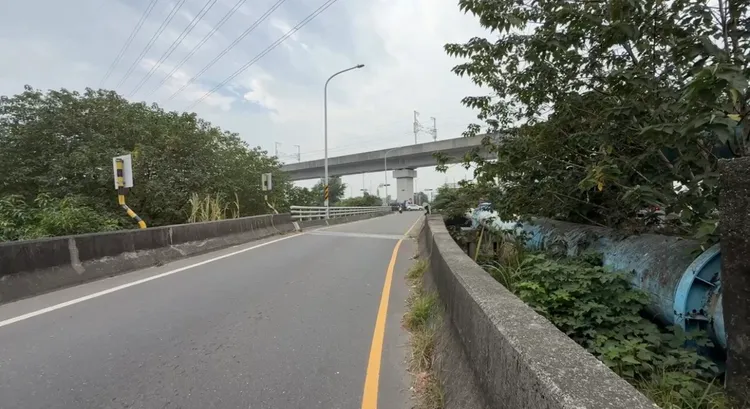 男嬰死後被棄置大排，解剖後發現身上有不名傷勢，方姓生父及凌姓同居人涉有重嫌。讀者提供