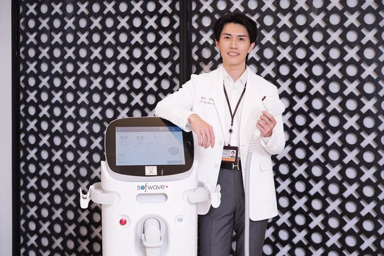 愛爾麗集團廖耕賢醫師稱索夫波「星輝探頭」是眼周拉提界的「震撼彈」。彭欣偉攝