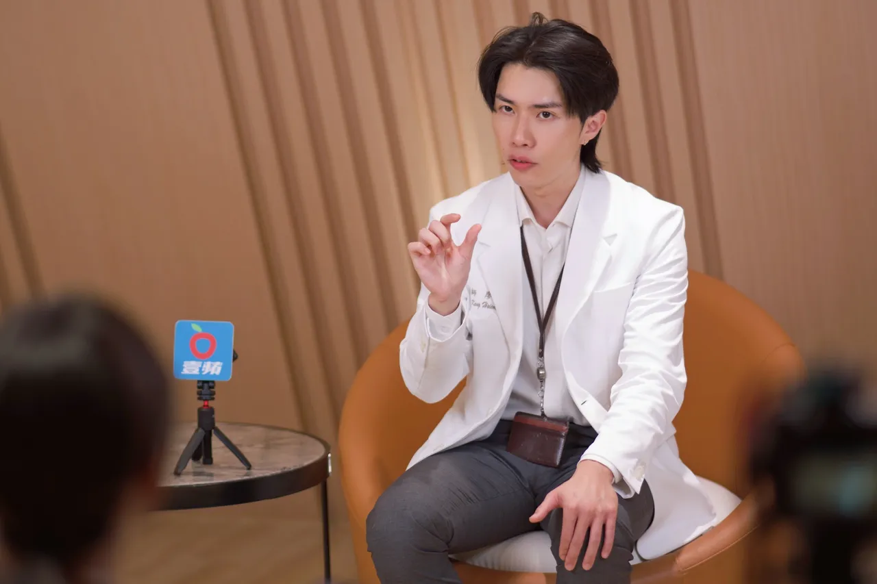 廖耕贤医师分享预防性保养已逐渐年轻化。彭欣伟摄