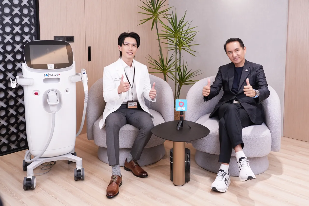 爱尔丽集团董事长常如山（右）与廖耕贤医师。彭欣伟摄