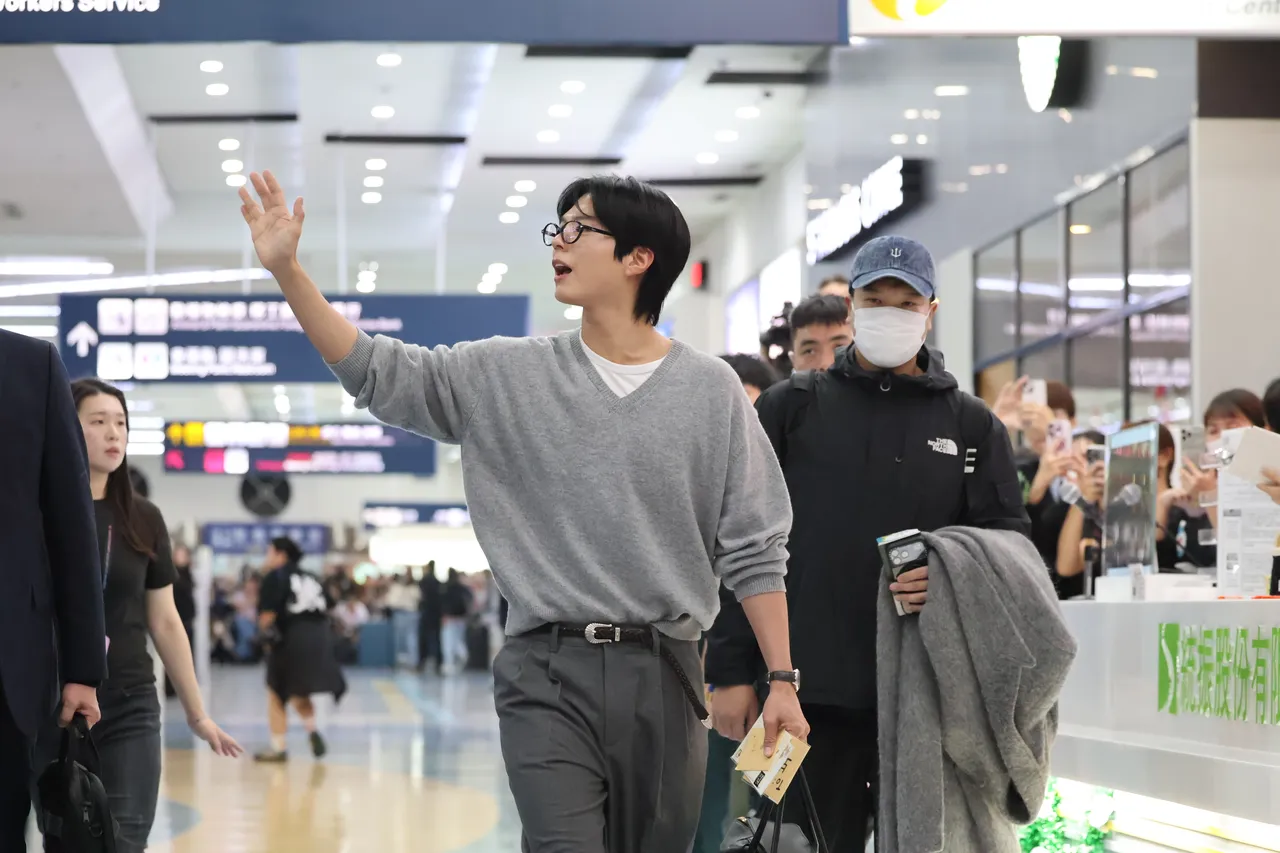 朴宝剑整路挥手。特勤中心摄