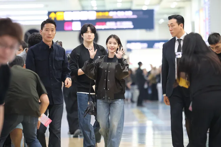 IU四面方都照顧到，頻頻揮手。特勤中心攝