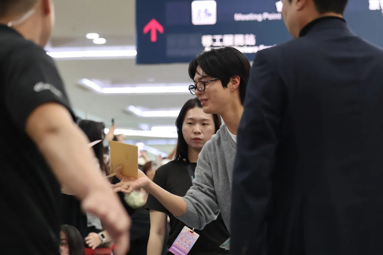 朴宝剑走进粉丝收卡片。特勤中心摄