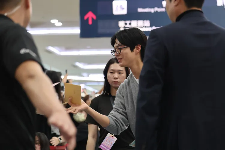 朴寶劍走進粉絲收卡片。特勤中心攝