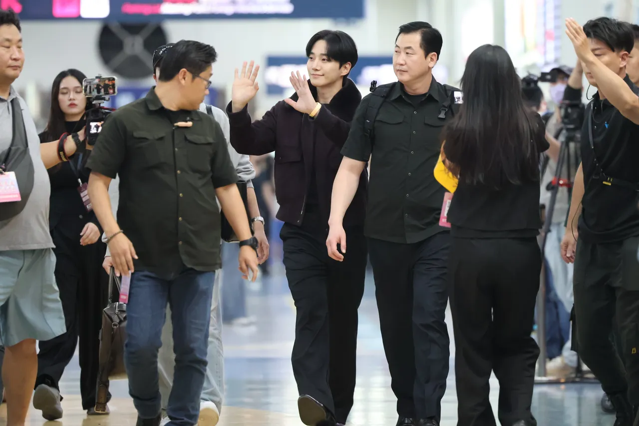 李俊昊挥手打招呼。特勤中心摄