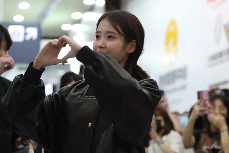 IU對粉絲比出愛心。特勤中心攝