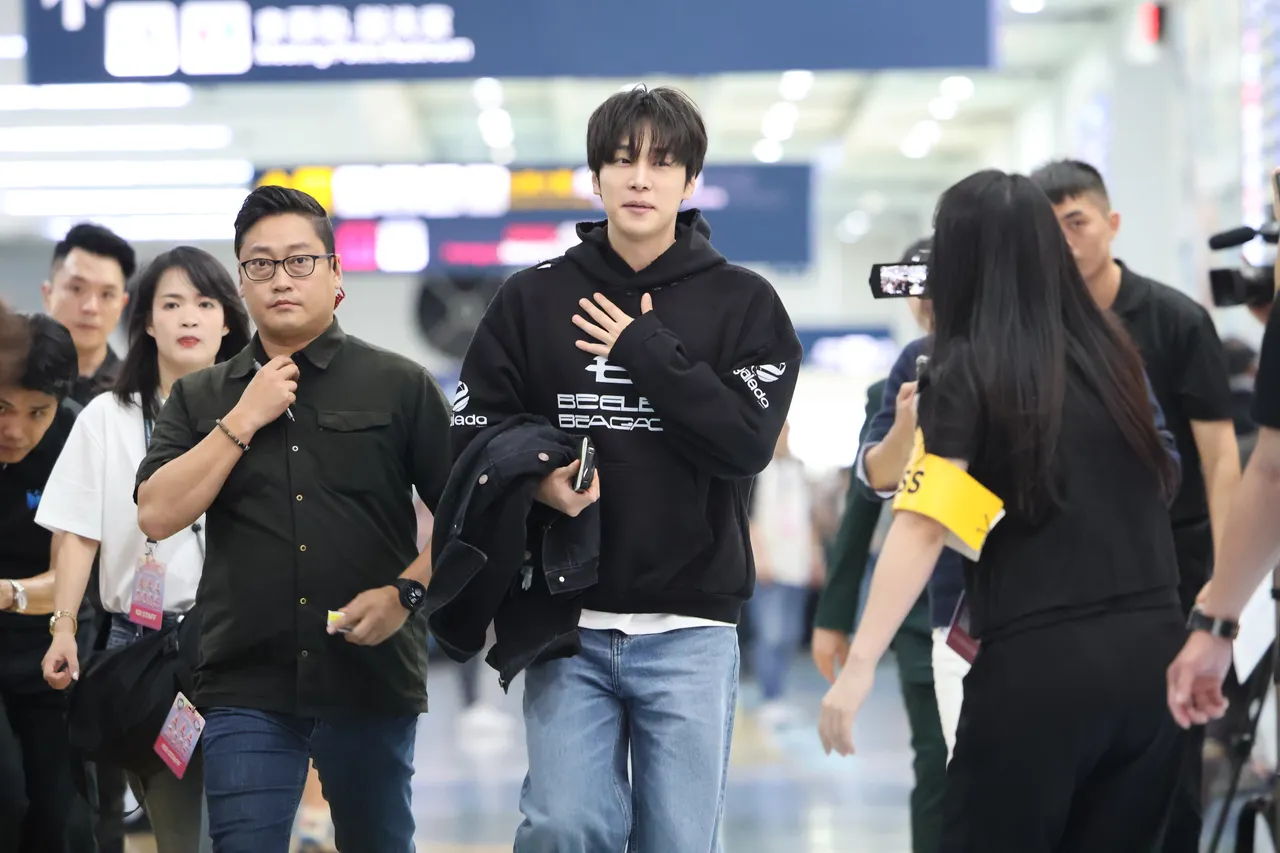 《苦尽柑来》IU弟弟姜有皙露出腼腆笑容。特勤中心摄