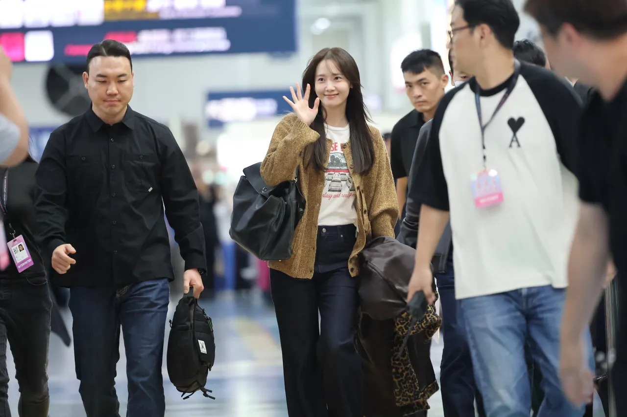 润娥开心打招呼。特勤中心摄