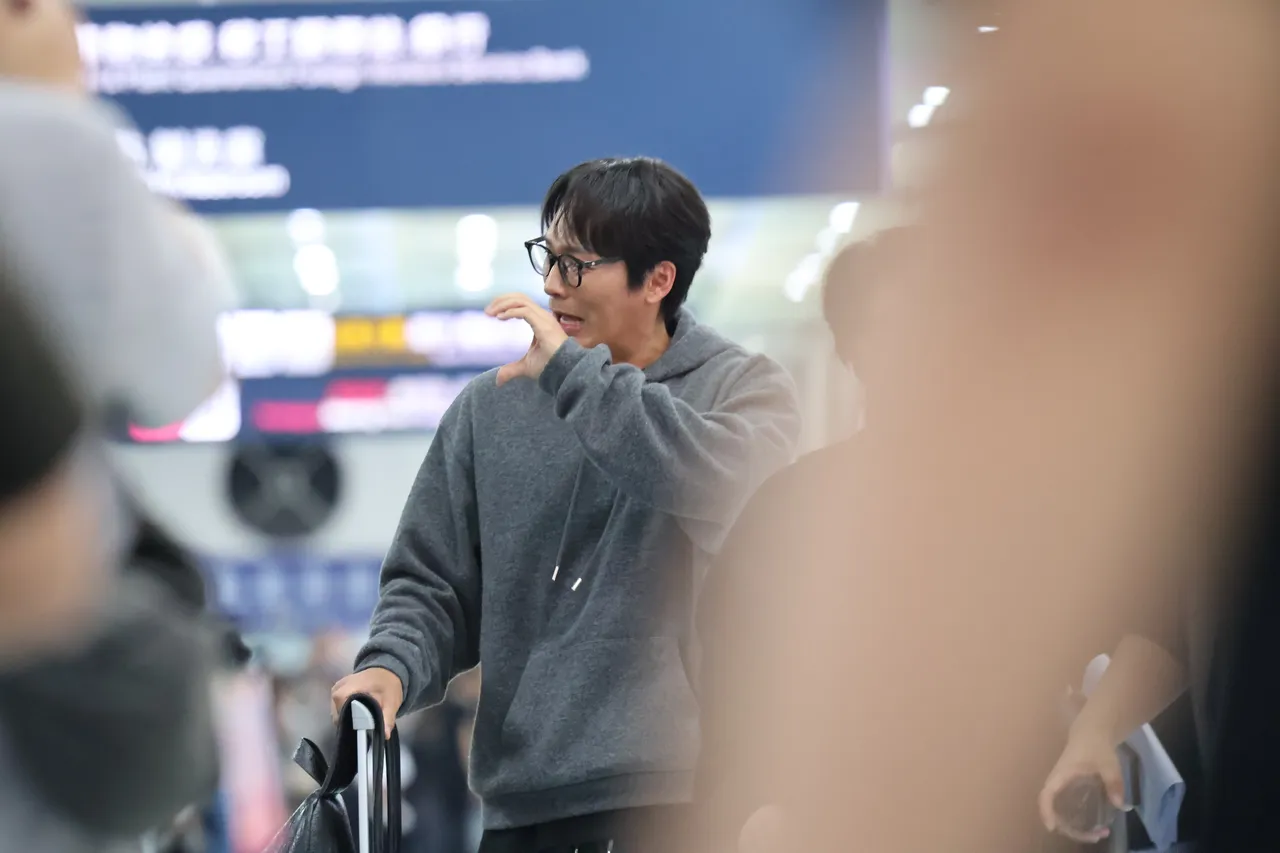 《苦尽柑来遇见你》崔大勋跟粉丝合比爱心。特勤中心摄