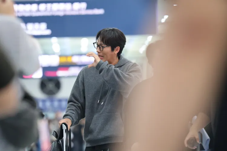 《苦盡柑來遇見你》崔大勳跟粉絲合比愛心。特勤中心攝