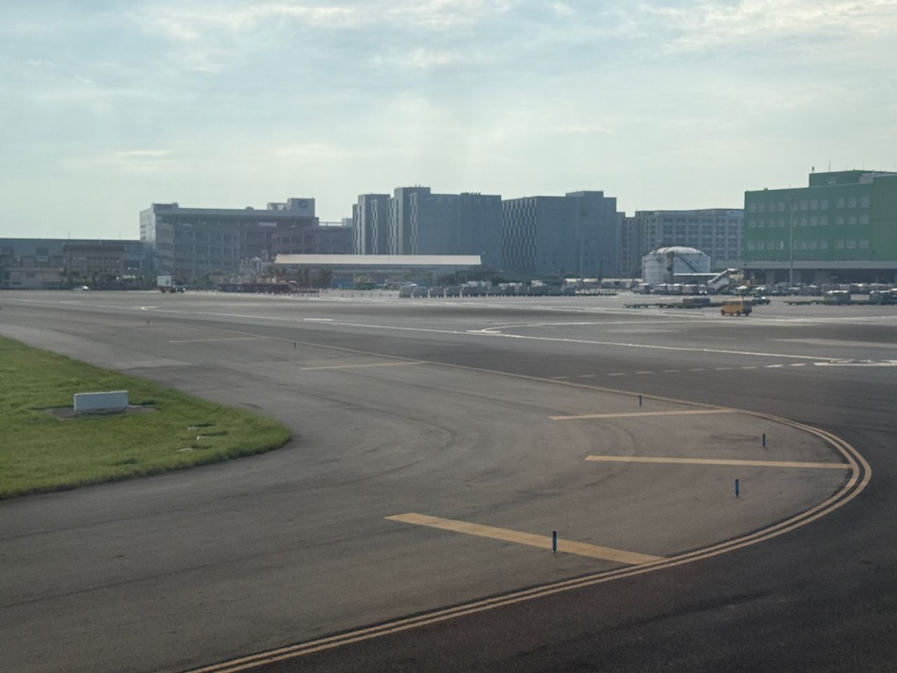 日本新千歲機場飛安出狀況 私人飛機衝出跑道卡雪推