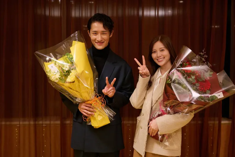 岩本照（左）、白石麻衣殺青。摘自官方X