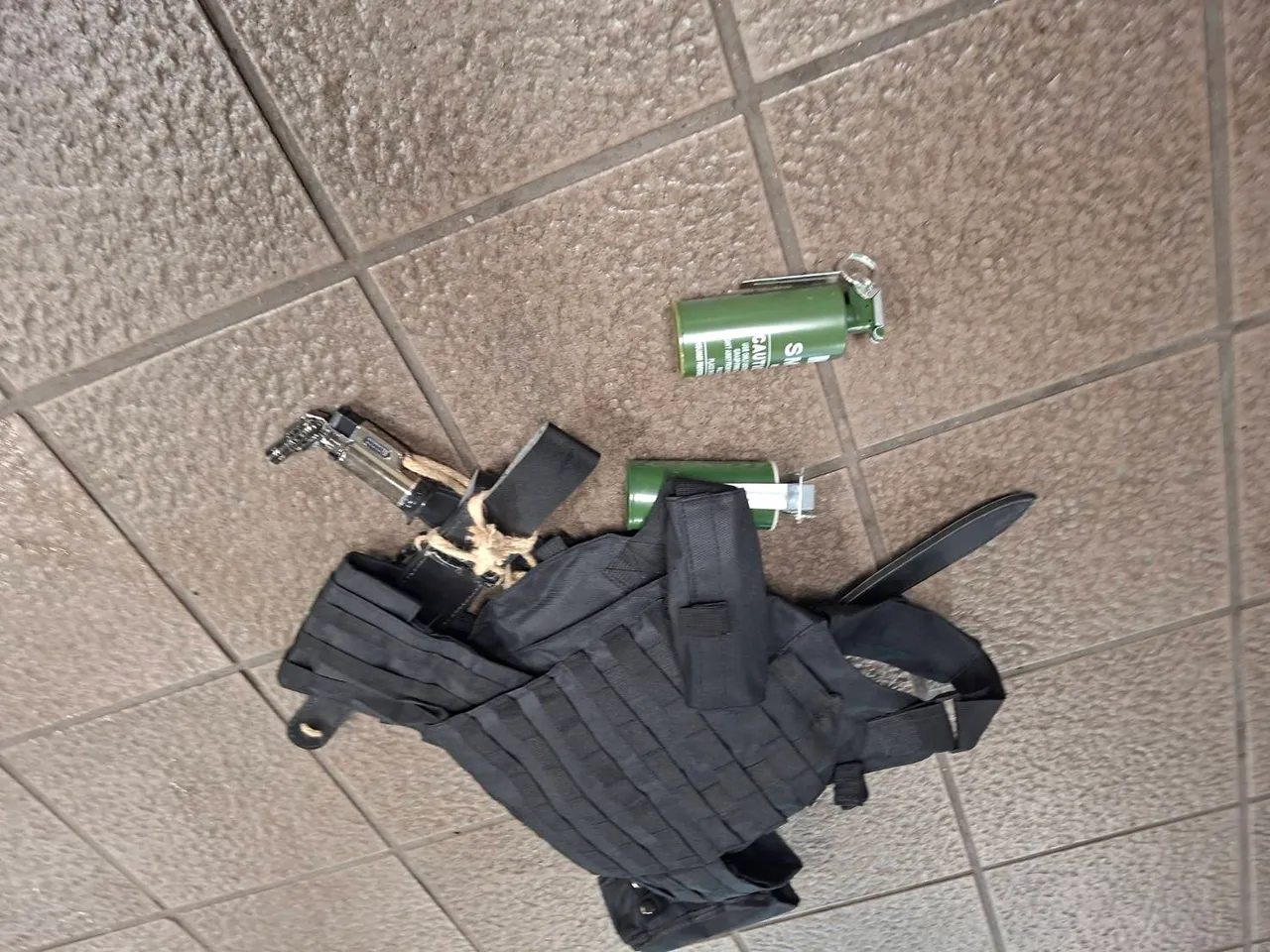 张男携带烟雾弹点燃。翻摄画面