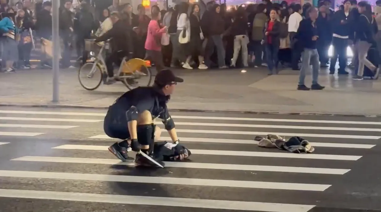 北捷27岁黑衣狂男丢烟雾弹、长刀随机砍人后坠楼　因妨害兵役通缉中