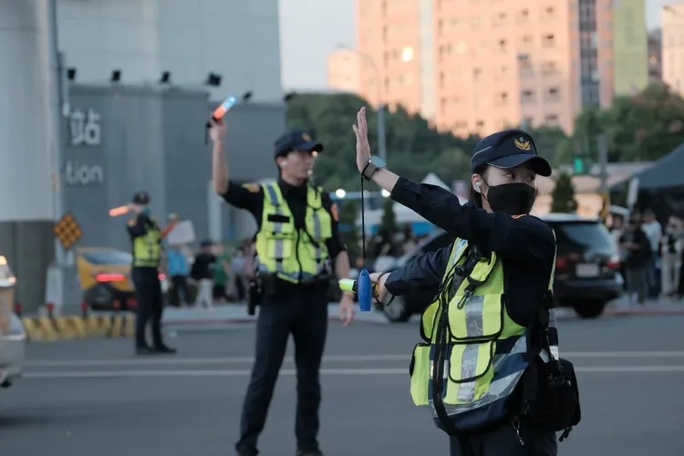 板橋市民廣場人流管制，周邊道路實施嚴格交管。翻攝畫面