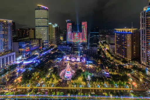 新北耶诞城演唱会Day2｜地表最大KTV包厢袭来！　告五人开场、动力火车压轴唱到喉咙沙哑