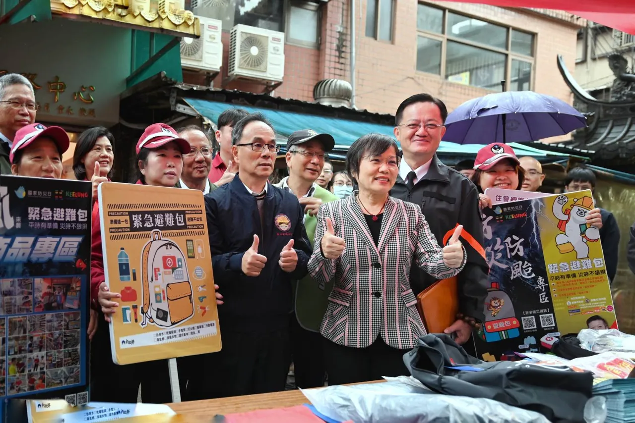 内政部提醒，民众平时就要准备紧急避难包与家庭物资清单，包含紧急饮用水、巧克力、干粮、医疗清洁品、必需药品、个人证件等。内政部提供