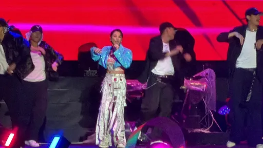 桃园跨年！徐若瑄大雨滂沱独家献唱　祝福所有人「幸福快乐」